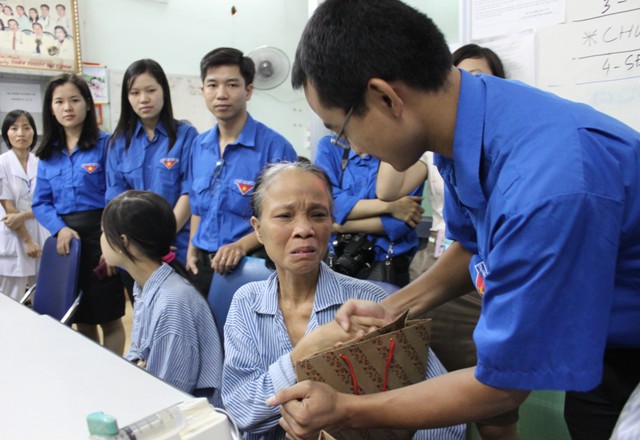 Đoàn Thanh niên cơ quan Bộ Nội vụ thăm và tặng quà cho các bệnh nhân nghèo, có hoàn cảnh khó khăn